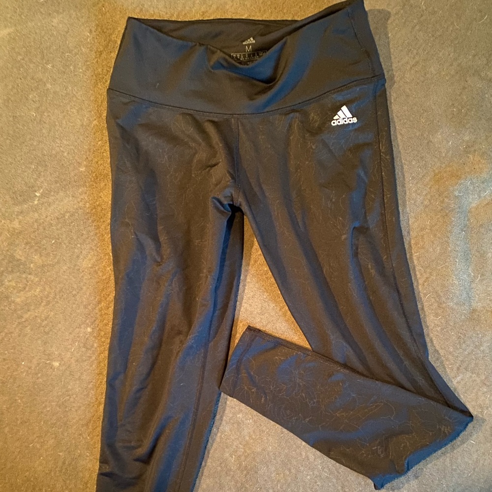 Adidas climate yoga pants. Women’s medium. Black‎ with faint flower pattern.